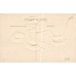 n°29083 - Carte Gaufrée - squirel - A Merry Christmas - Fillette en raquette tenant un écureuil dans la main