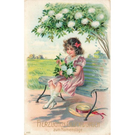 n°29094 - Carte Gaufrée - Anniversaire - Fillette assise sur un banc admirant des fleurs