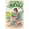 n°29094 - Carte Gaufrée - Anniversaire - Fillette assise sur un banc admirant des fleurs