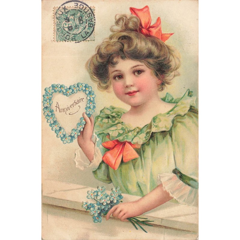n°29194 - Carte Gaufrée - Anniversaire - Fillette tenant un coeur en myosotis