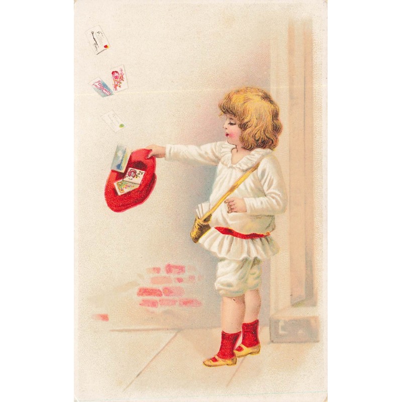 n°29239 - Fantaisie - Enfant ramassant des cartes postales à l'aide de son chapeau