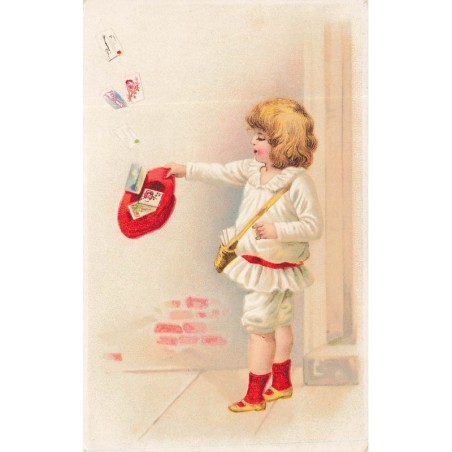 n°29239 - Fantaisie - Enfant ramassant des cartes postales à l'aide de son chapeau