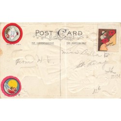 n°29321 - Carte Gaufrée - A Merry Christmas - Père Noël admirant une poupée