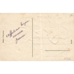 n°29366 - Carte Gaufrée - Joyeuses Pâques - Fillette assise près d'un oeuf d'où sortent des poussins