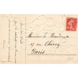 n°29387 - Carte Gaufrée - Bonne Année - Garçon portant une fillette effeuillant un éphéméride, violettes