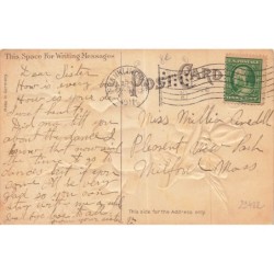 n°29422 - Carte Gaufrée - Merry Christmas - Jeune femme se protégeant les mains avec un manchon