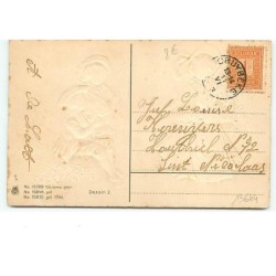n°13644 - Carte Gaufrée - Jeunes garçons avec une jeune femme portant un panier rempli de roses