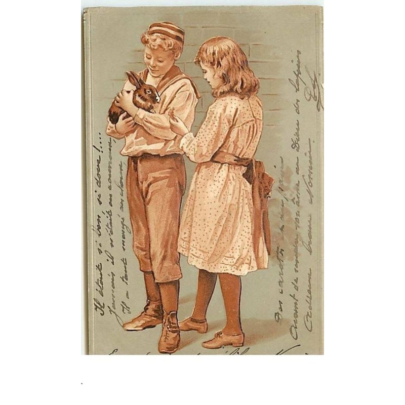 n°13645 - Carte Gaufrée - Jeune couple, le garçon portant un lapin