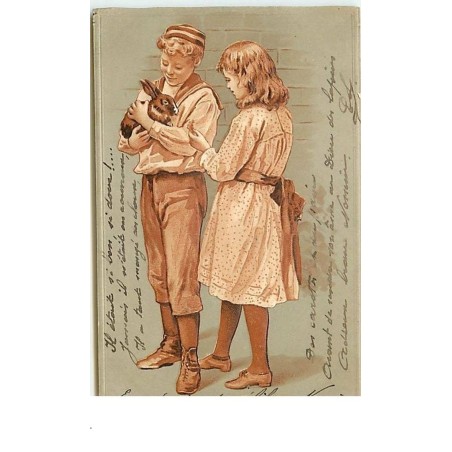 n°13645 - Carte Gaufrée - Jeune couple, le garçon portant un lapin