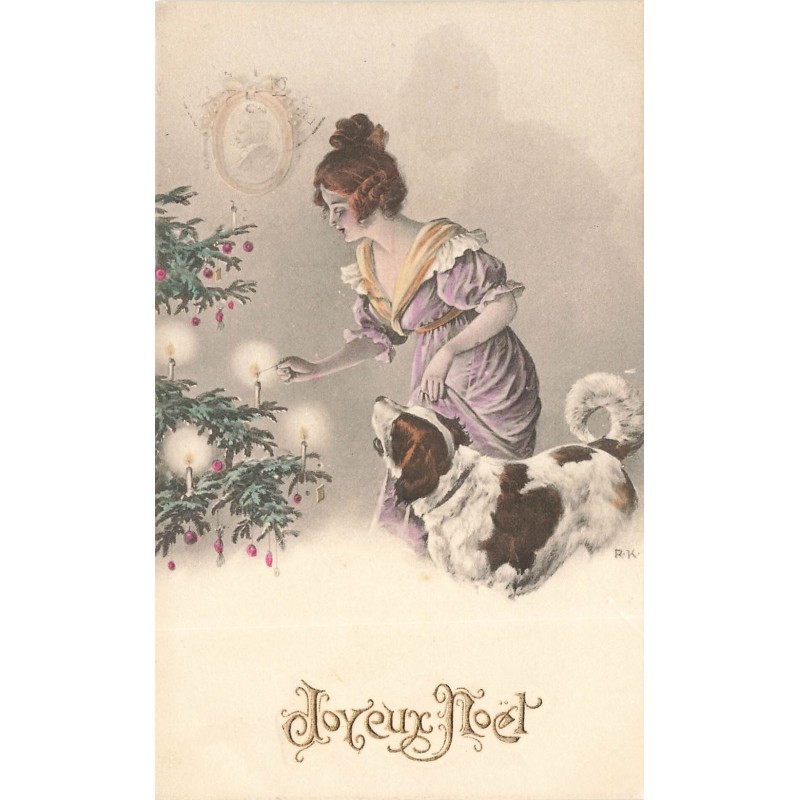 n°29728 - RK - Joyeux Noël - Jeune femme allumant les bougies d'un sapin, à l'aide d'un chien