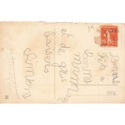 n°29738 - Clapsaddle - Bonne Fête - Jeune fille portant un panier rempli de fleur, et tenant un petit cadeau