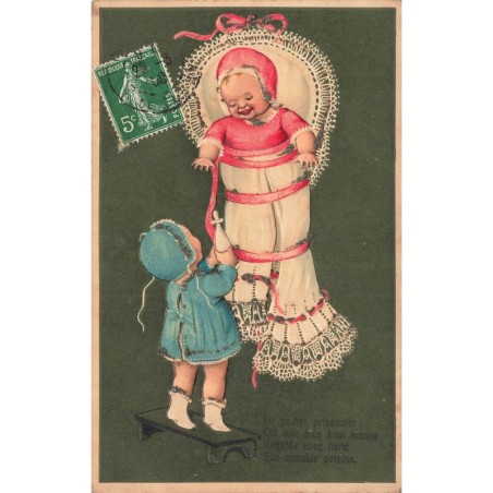 n°29897 - Carte Gaufrée - 5825 - Fantaisie - Fillette tenant le biberon d'un bébé dans son nid d'ange