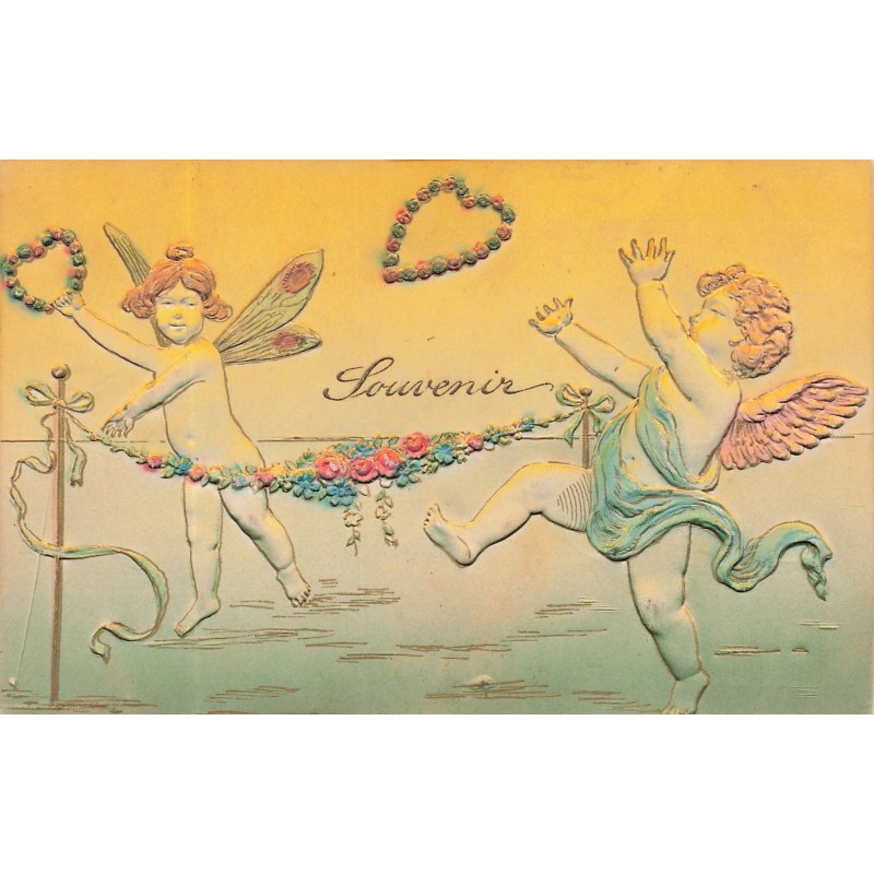n°29932 - Carte Gaufrée - Souvenir - Anges jouant à se lancer des coeurs