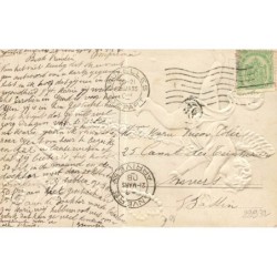 n°29932 - Carte Gaufrée - Souvenir - Anges jouant à se lancer des coeurs