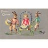 n°29969 - Carte Gaufrée - Fröhliche Ostern - Lièvres poussant un enfant assis dans une charette