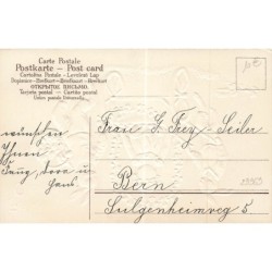 n°29969 - Carte Gaufrée - Fröhliche Ostern - Lièvres poussant un enfant assis dans une charette
