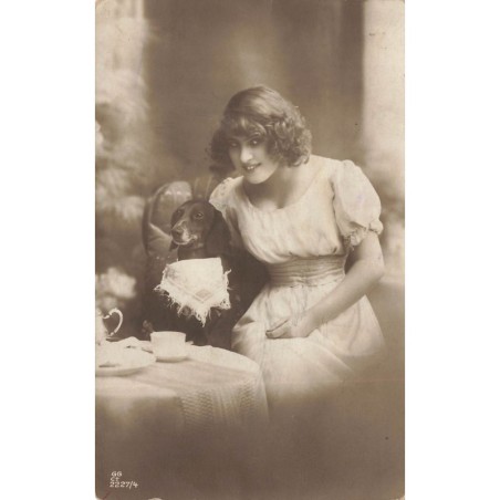 n°29998 - Fantaisie - Jeune femme avec un teckel, prenant le thé - dackel