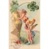 n°30072 - Carte Gaufrée - Noël - Loving Christmas Wishes - Anges essayant de cueillir un trèfle