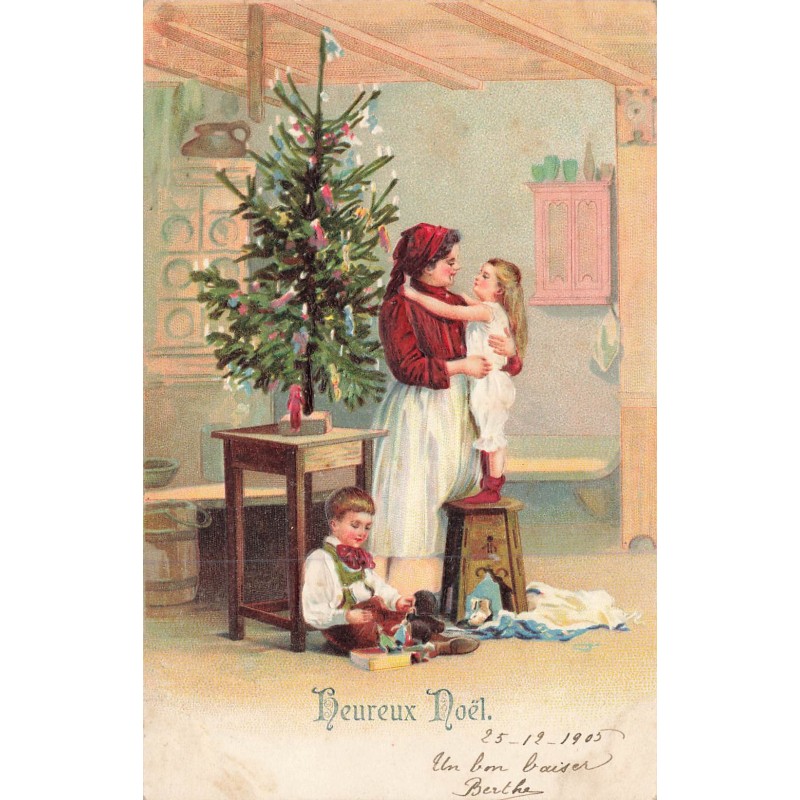 n°30115 - Carte Gaufrée - Heureux Noël - Une femme et ses enfants près d'un sapin