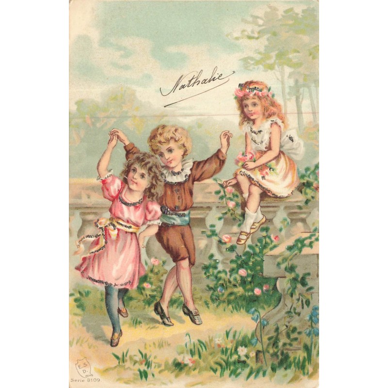 n°30145 - Fantaisie - Fillette assise sur une rambarde, regardant un jeune couple dansé