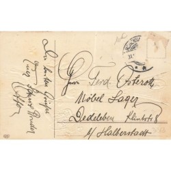 n°30363 - Carte Gauffrée - Nouvel An - Fillette assise sur le bouchon d'une bouteille de champagne