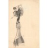 n°30503 - Carte Gaufrée - Fantaisie - Jeune femme en équilibre sur une bouteille de champagne