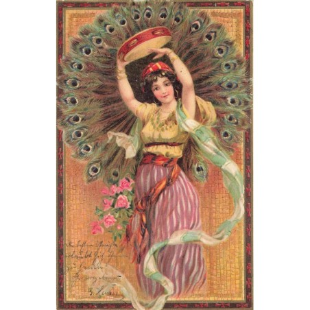 n°30511 - Fantaisie - Jeune femme gitane jouant du tambourin, devant des plumes de paon
