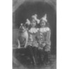 n°30555 - Chien - Bouledogue français assis près de deux fillettes habillées en clown