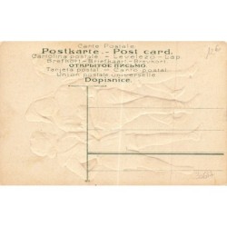 n°30647 - Carte Gaufrée - Deux baigneuses marchant avec un pêcheur