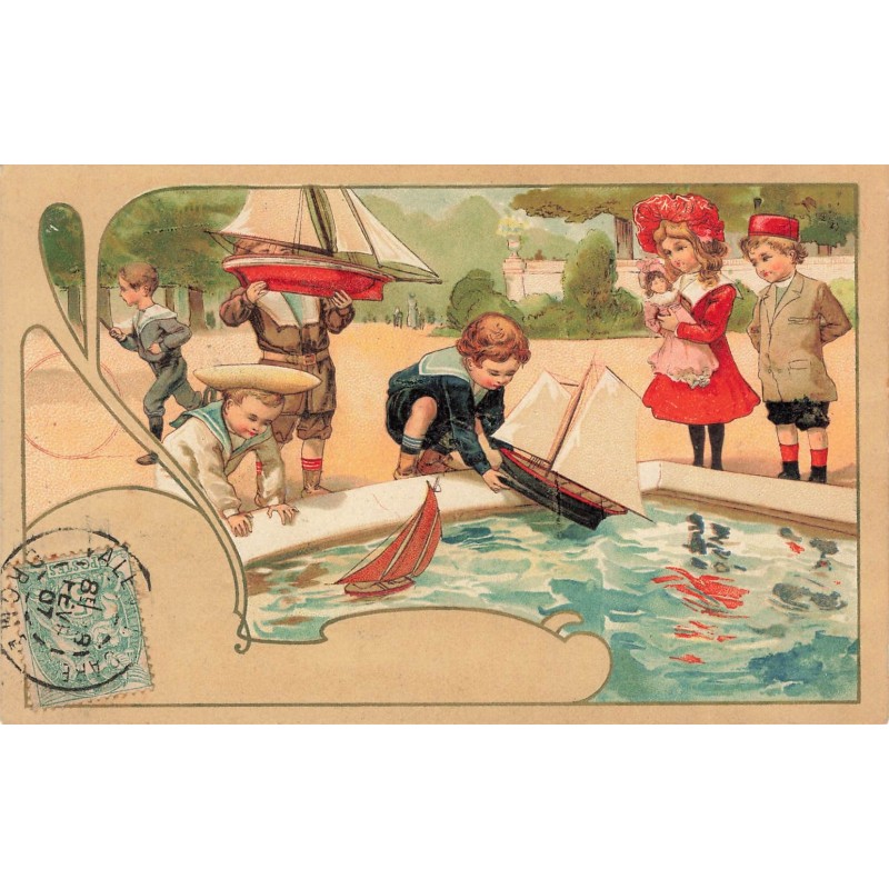 n°30700 - Enfants jouant avec des bateaux à voiles dans un bassin (1907)
