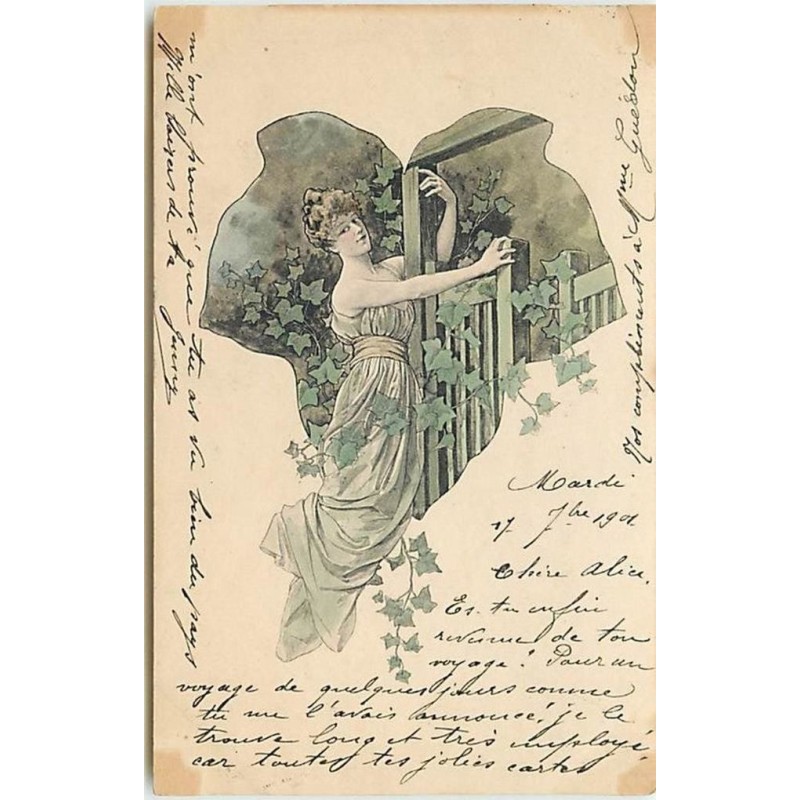 n°13965 - Art Nouveau - Jeune femme  près d'une porte en bois avec du lierre
