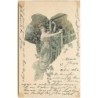 n°13965 - Art Nouveau - Jeune femme  près d'une porte en bois avec du lierre