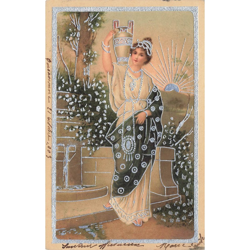 n°30765 - Carte Gaufrée - Femme à l'amphore à la fontaine - Rehauts argentés aluminium