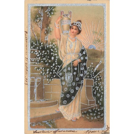 n°30765 - Carte Gaufrée - Femme à l'amphore à la fontaine - Rehauts argentés aluminium