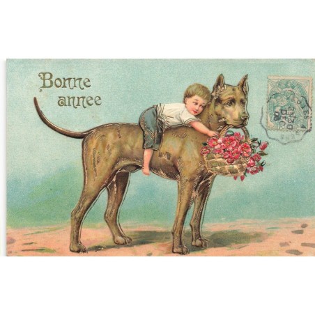n°30785 - Carte Gaufrée -Bonne Année - Enfant allongé sur un grand chien au panier de fleurs