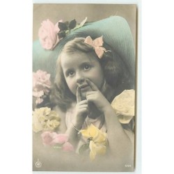 n°14047 - Fillette portant...