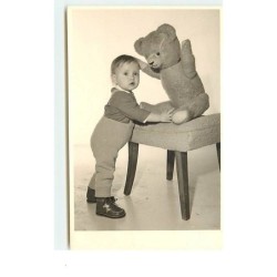 n°14147 - Bébé avec un ours...