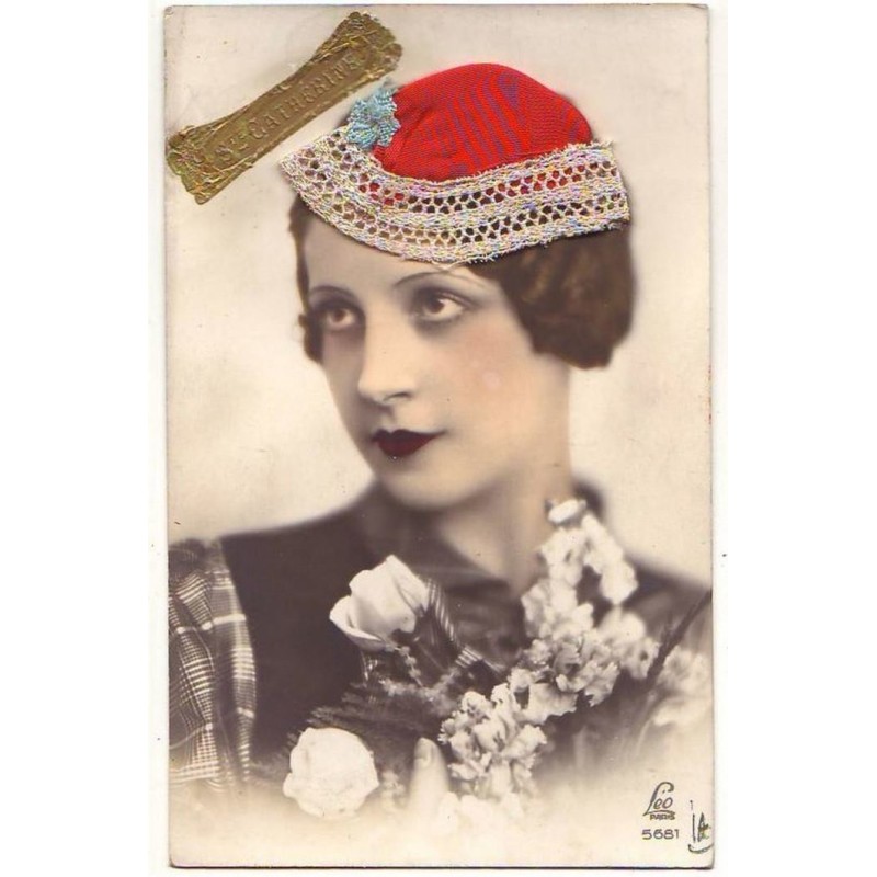 n°14261 - Ste Catherine - Photo d'une jeune femme portant un bonnet rouge
