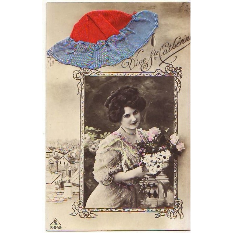 n°14303 - Carte Brodée - Vive Ste Catherine - Photo d'une femme près d'un vase, bonnet rouge et bord bleu