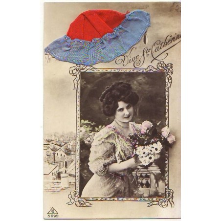n°14303 - Carte Brodée - Vive Ste Catherine - Photo d'une femme près d'un vase, bonnet rouge et bord bleu