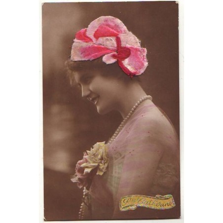 n°14359 - Ste Catherine - Photo d'une femme avec un bonnet en tissu rose