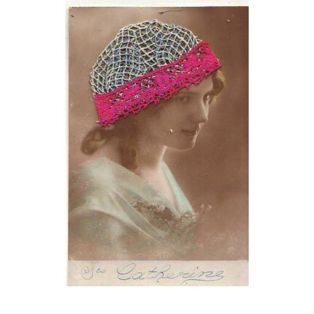n°14504 - Sainte Catherine - Femme en photo, avec un bonnet au bord rose
