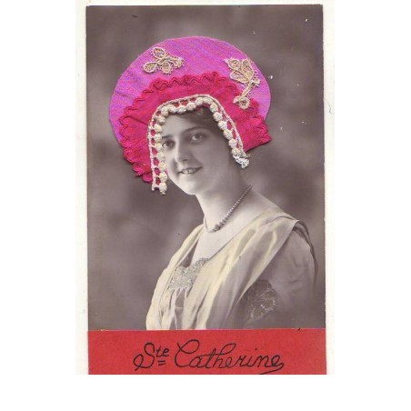 n°14608 - Sainte Catherine - Photo d'une femme portant un bonnet rose