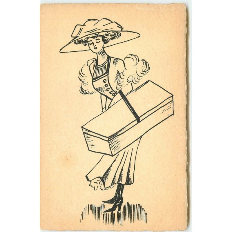 n°14829 - Jeune femme élégante portant un gros paquet - mode