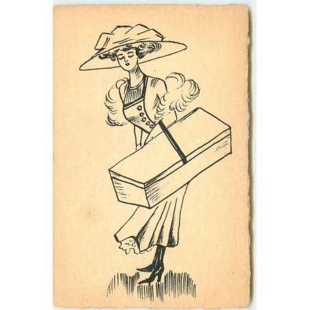 n°14829 - Jeune femme élégante portant un gros paquet - mode
