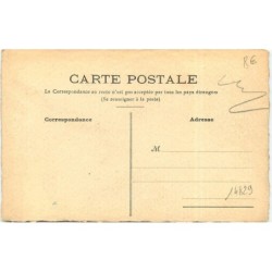 n°14829 - Jeune femme élégante portant un gros paquet - mode