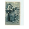 n°15150 - Carte Gaufrée - Fillette hollandaise assise sur un quai d'un port