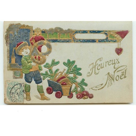 n°15380 - Carte Gaufrée - Heureux Noël - Garçon avec des jouets