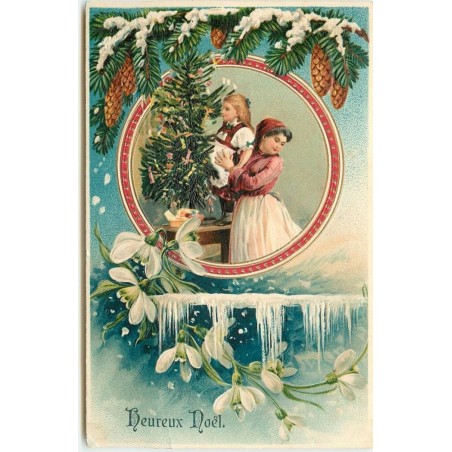 n°15490 - Carte Gaufrée - Heureux Noël - Jeune femme aidant une fillette à décorée un sapin