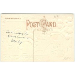 n°15493 - Carte Gaufrée - A Merry Christmas - Fillette devant une feuille, et avec un cadeau à ses pieds